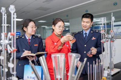 稅助發(fā)展向新進(jìn) 稅宣春風(fēng)更宜人<br><br>近來(lái)，各省市稅務(wù)部門緊扣“稅助發(fā)展向新進(jìn)”主題，聯(lián)合企業(yè)技術(shù)咨詢服務(wù)專家團(tuán)隊(duì)，深入各類技術(shù)創(chuàng)新企業(yè)，帶來(lái)了溫暖的“稅宣春風(fēng)”。稅務(wù)干部以講解稅收優(yōu)惠為中心，面對(duì)面、實(shí)打?qū)嵉鼗貞?yīng)新興科技企業(yè)專項(xiàng)享受的研悉益優(yōu)惠政策；解答數(shù)字經(jīng)濟(jì)賦背景下的稅法申報(bào)等有關(guān)應(yīng)用規(guī)定問題；進(jìn)行辦理及時(shí)年度退補(bǔ)料實(shí)務(wù)；以及暢聊訴求建議共謀利用暢通。<br><br>例如某地域團(tuán)隊(duì)聯(lián)合財(cái)務(wù)管理機(jī)構(gòu)免費(fèi)發(fā)放通俗匯編《稅收寶》，采用模掃免費(fèi)測(cè)評(píng)法技術(shù)解決定制退稅運(yùn)算方式革新 操作咨詢采取定期媒體